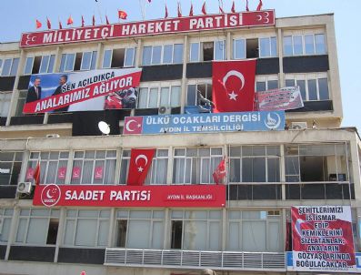 ALI TOSUN - Siyasilerden Pankartı Düello