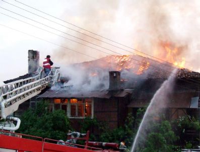 Alaplı'da 150 Yıllık Tarihi Konak Kül Oldu