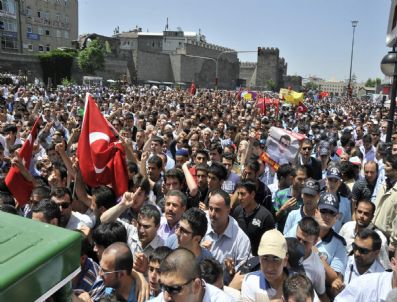 YAŞAR KARAYEL - Furkan'ı 10 Binlerce Kişi Uğurladı