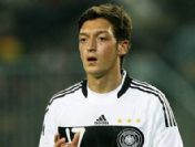 Mesut Özil Alman Marşı yerine Dua okuyor