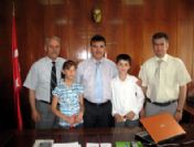 Kaymakam Gözen'den Bronz Madalya Kazanan Öğrencilere Ödül