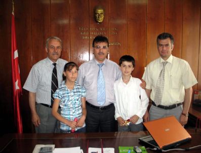 Kaymakam Gözen'den Bronz Madalya Kazanan Öğrencilere Ödül