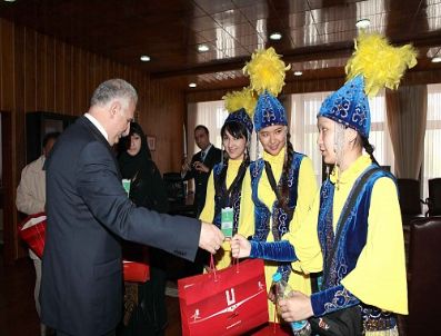 TÜRKÇE OLİMPİYATLARI - 8. Uluslararası Türkçe Olimpiyatları'nın Başarılı Öğrencileri Rektör Koçak'ı Ziyaret Etti