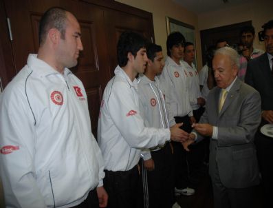 MEHMET SALIH KESMEZ - Adana Polisgücü Karate Takımı Avrupa Üçüncüsü
