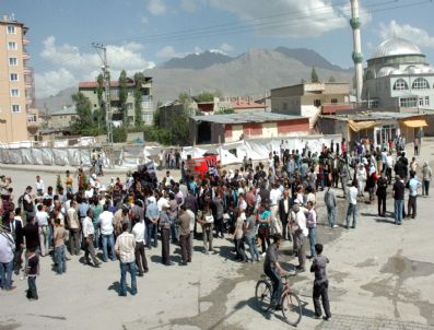 BOSTANIÇI - Bdp'nin Gecikmeli Yürüyüşü Mahalle Arasında Yapıldı