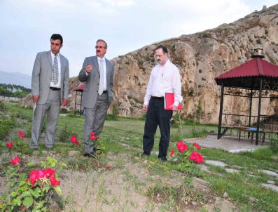 NURULLAH ERTAŞ - Van Valisi Karaloğlu, Gülistan Bahçesi'ne El Attı