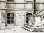 Tarihi Binaya Sprey Boya İle Yazı Yazdılar