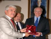 Abd Büyükelçisi Jeffrey'e Lületaşından Pipo