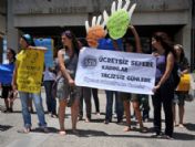Üniversiteli kızlardan çıplak ayaklı protesto