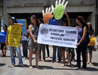 Üniversiteli kızlardan çıplak ayaklı protesto