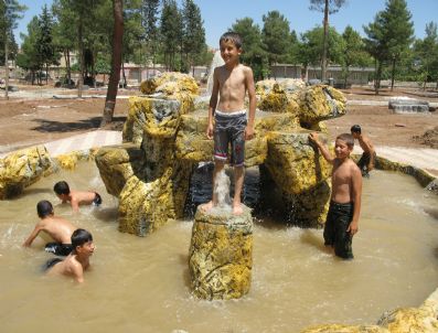 BAZLAMA - Arabanlı Çocuklar Yapay Şelaleli Havuzda Serinliyor