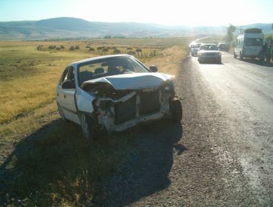 DOĞANCA - Birbirini Sollamaya Çalışan Amca Çocukları Kaza Yaptı, 3 Yaralı