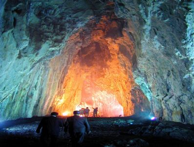 Yaz Sıcaklarından Kaçan Turistler İnaltı Mağarası'nda Serinliyor