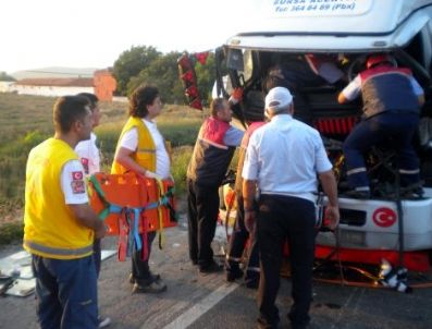 Şoförü Uyuyan Kamyon Tır'a Çarptı: 1 Yaralı