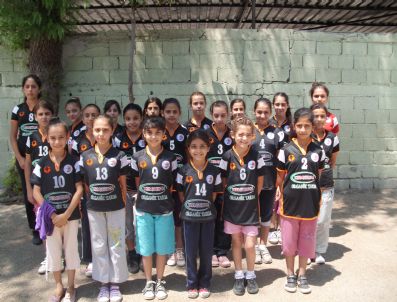 AHMET ÜNAL - Anafartalar İlköğretim Okulu Voleybol Çalışmalarında Yaz Tatili Dinlemiyor