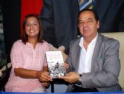 Ak Parti'li Bayan Başkandan, Kaymakam Yıldız'a Kitap Hediyesi