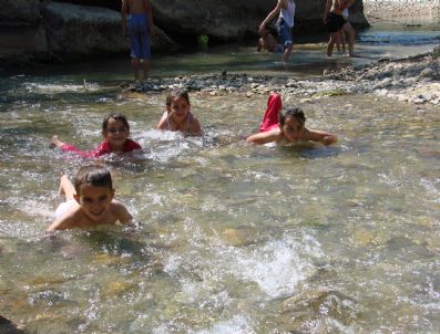Alaçat Deresi Çocukları Serinletiyor