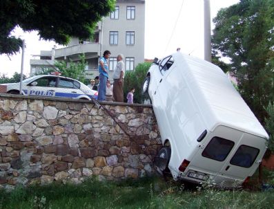 Park Halindeki Minibüs Öğrenci Yurdu Bahçesine Düştü