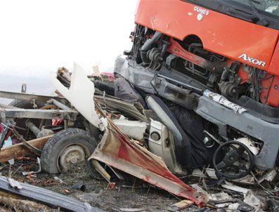 Afyonkarahisar'da trafik kazası: 3 ölü, 2 yaralı