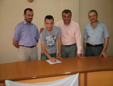 SALTUKOVA - Saltukovabelediyespor Anlaştığı Futbolcularla Sözleşme İmzaladı
