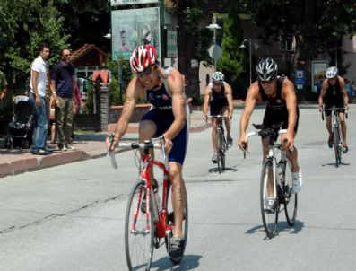 Triatloncu Tama Ailesi Yine Kupayla Döndü