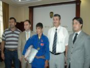 Balkan Şampiyonuna Vali Güvenç'ten Ödül