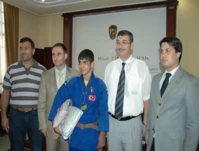 Balkan Şampiyonuna Vali Güvenç'ten Ödül