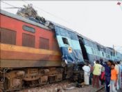 Hindistan'da tren kazası: En az 50 ölü