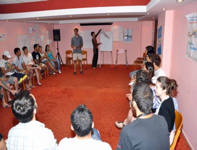 GILBERTO - Bu Kampta İngilizceden Başka Konuşmak Yasak