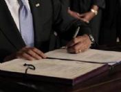 Obama İran'a yeni yaptırım paketini imzaladı
