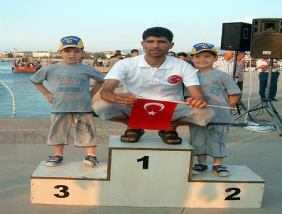 FIKRET AKOVA - Yağlı Direkten Bayrak Kapma Şampiyonu