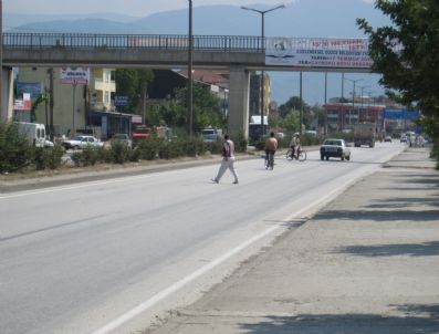 Düzce'de Vatandaşlar Üst Geçiti Kullanmıyor