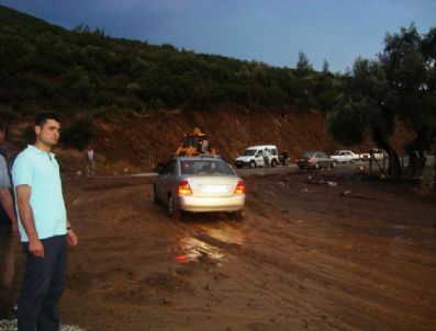 MUSTAFA ZEYBEK - Ödemiş'te Yarım Saatlik Yağış Korkuttu