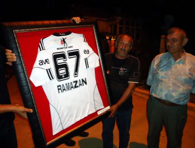 MUSTAFA ERDEM - Beşiktaş Taraftarları Derneği'nden Şehit Ailesine Ziyaret