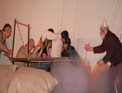 TURGUT ÖZAKMAN - 'Diriliş' Adlı Tiyatro Oyunu Gelibolu'da Sahnelendi