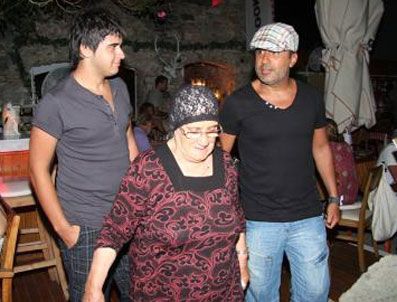 Emrah oğlu ve annesiyle ilk kez görüntülendi!