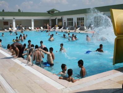 Sıcaktan Bunalan Kendini Termal Havuza Atıyor