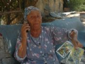 Cep Telefonu İle Fal Bakıyor