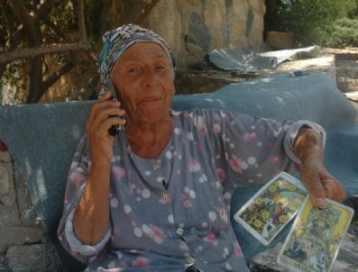 Cep Telefonu İle Fal Bakıyor