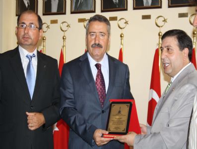 İZMIR EMNIYET MÜDÜRÜ - Vali Kıraç'a, Kılıçreis Mahallesi'nden Ödül