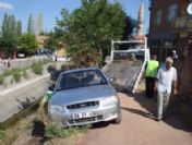 Aracıyla Manevra Yaparken Kanala Uçuyordu