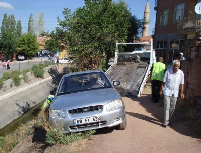 Aracıyla Manevra Yaparken Kanala Uçuyordu