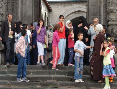 ERZURUM KONGRESI - Çocukları Eli Boş Gönderdiler