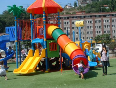 ALI BEKTAŞ - Parkının Üstünde Çocuklar Oynuyor, Altında Gençler Serinliyor