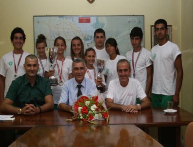 TOLGA ÇEVİK - Şampiyon Kanoculardan, Bayram Hadi'ye Ziyaret