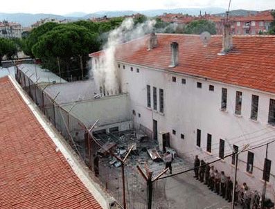 EMINE AYNA - Şanlıurfa Cezaevi'nde isyan çıktı