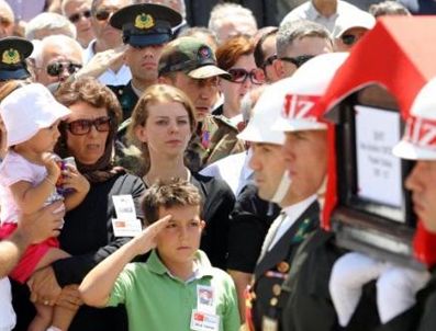 UĞUR YIĞIT - Şehit Yüzbaşı Yurtseven toprağa verildi