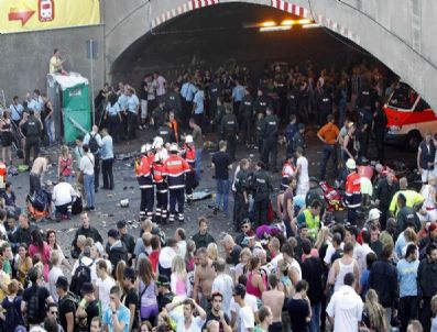 DUISBURG - 'Aşk Geçidi'nde İzdiham