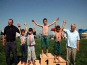 Belediye Başkanı'ndan Küçük Güreşçilere Para