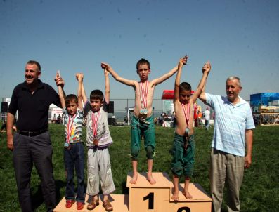 AHMET DUYAR - Belediye Başkanı'ndan Küçük Güreşçilere Para